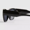 Solbriller i cat-eye-stil med nitter