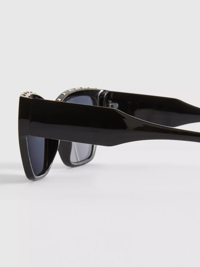 Solbriller i cat-eye-stil med nitter