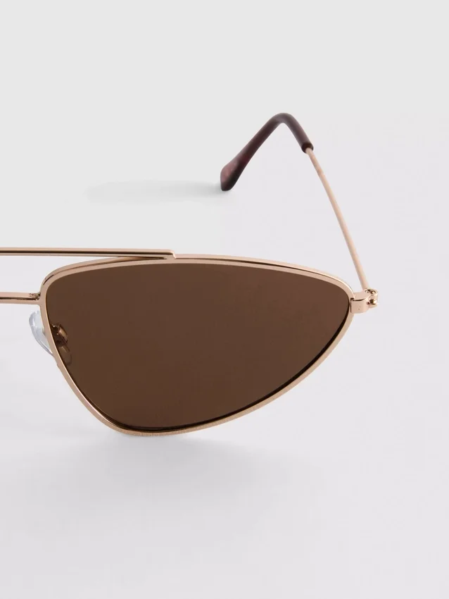 Solbriller med metalstel i aviator-stil