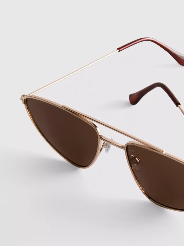 Solbriller med metalstel i aviator-stil