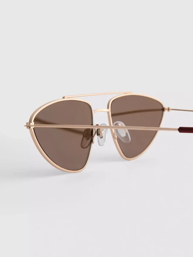 Solbriller med metalstel i aviator-stil