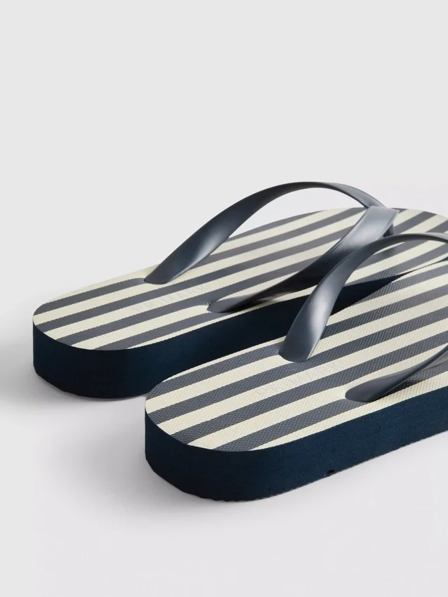 Stribede flip-flops med flad sål