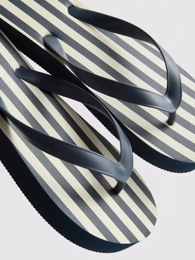 Stribede flip-flops med flad sål