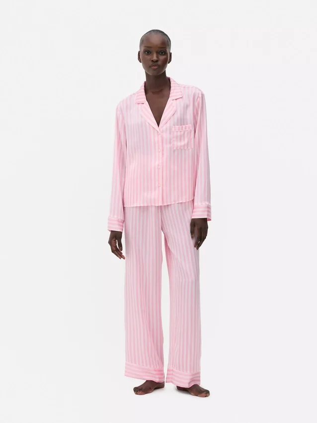 Stribet pyjamasser i satin