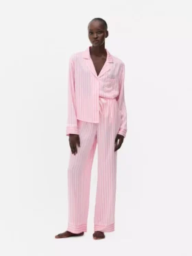 Stribet pyjamasser i satin