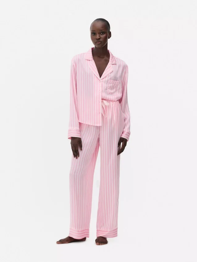 Stribet pyjamasser i satin
