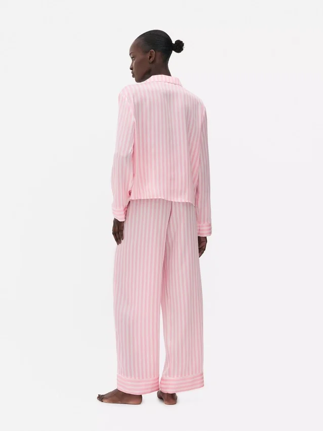 Stribet pyjamasser i satin