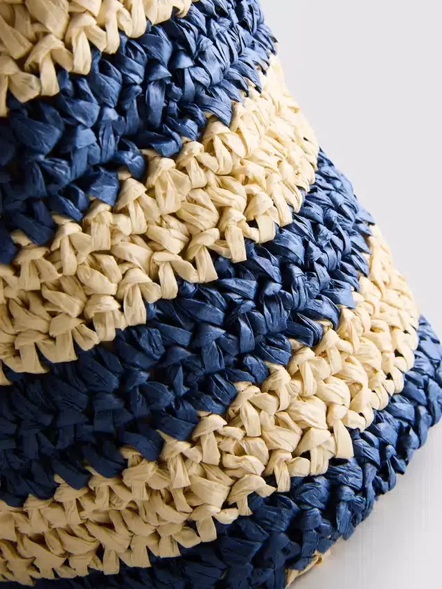 Stribet raffia-skuldertaske