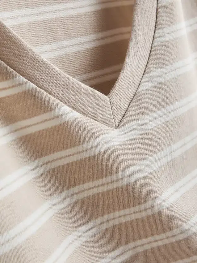 Stribet T-shirt i bomuld med V-hals