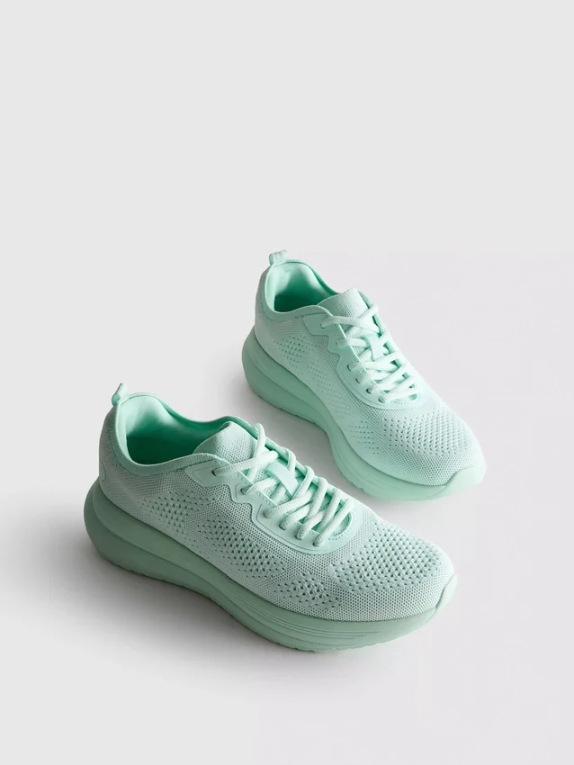 Strikkede sneakers med snørebånd