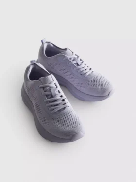 Strikkede sneakers med snørebånd