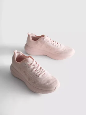 Strikkede sneakers med snørebånd
