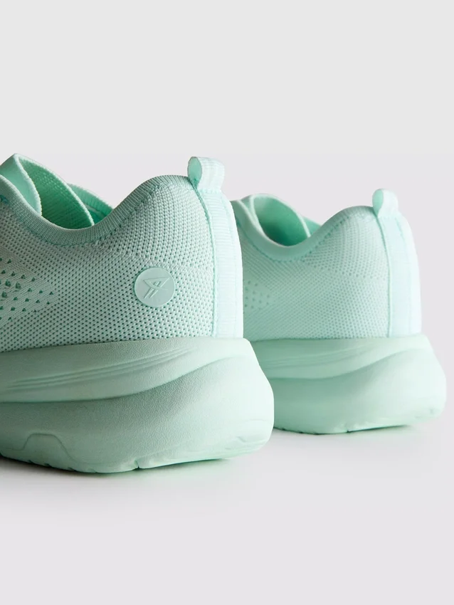 Strikkede sneakers med snørebånd