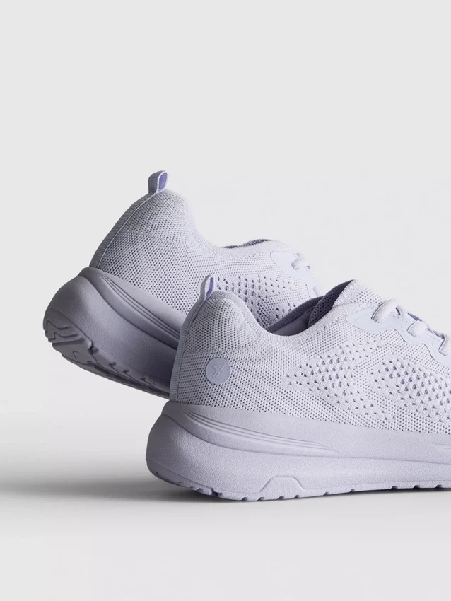 Strikkede sneakers med snørebånd
