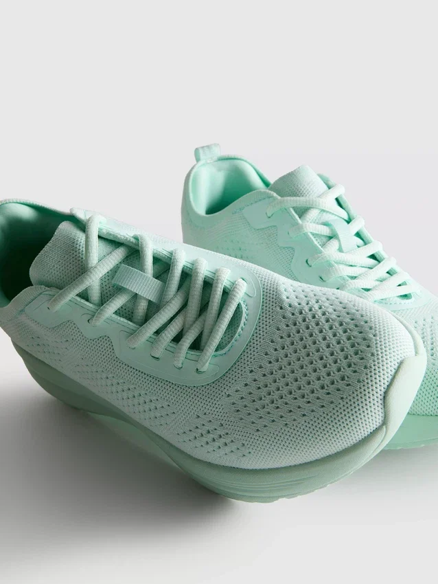 Strikkede sneakers med snørebånd