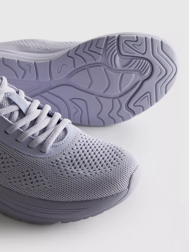 Strikkede sneakers med snørebånd