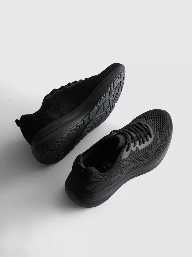 Strikkede sneakers med snørebånd
