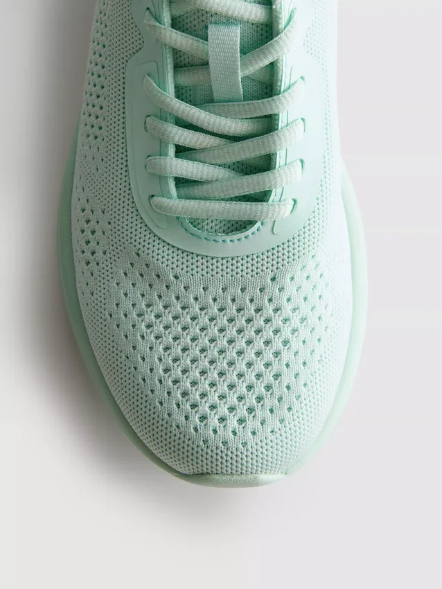 Strikkede sneakers med snørebånd