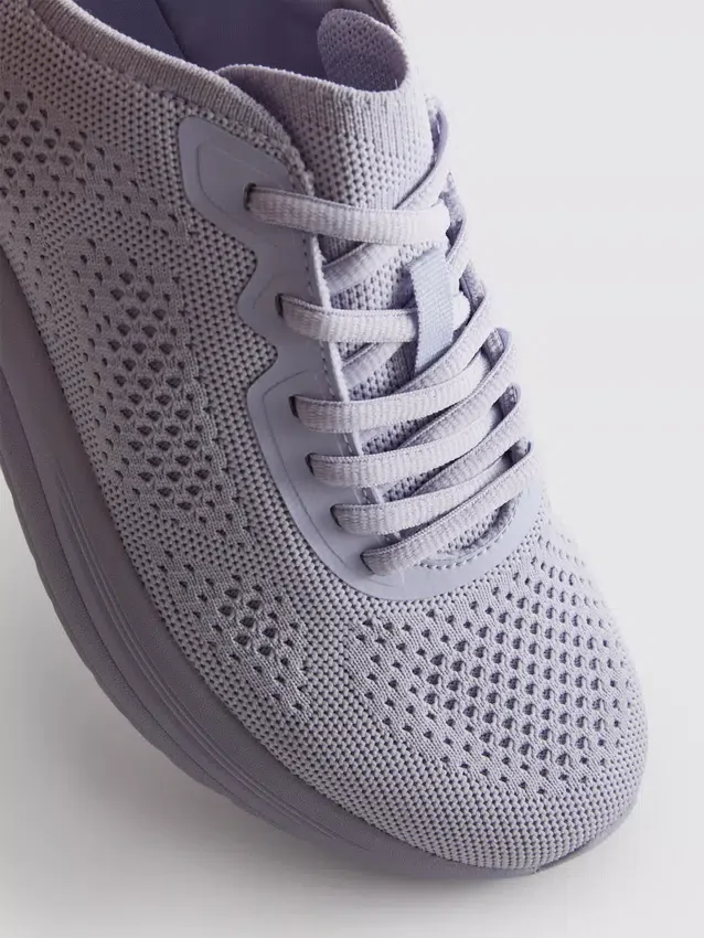 Strikkede sneakers med snørebånd