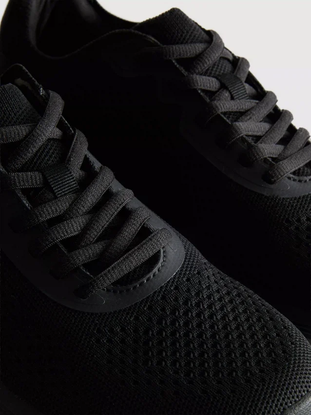 Strikkede sneakers med snørebånd