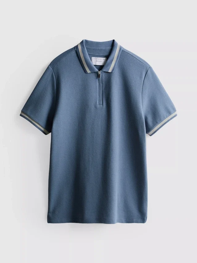 Strikket poloshirt med struktur og lynlås i halsen