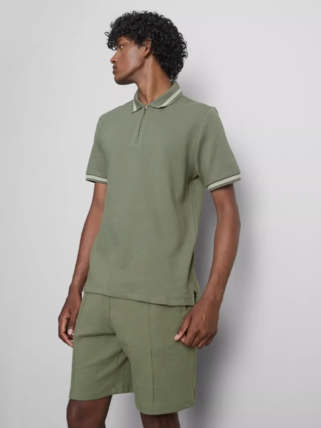Strikket poloshirt med struktur og lynlås i halsen