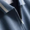 Strikket poloshirt med struktur og lynlås i halsen