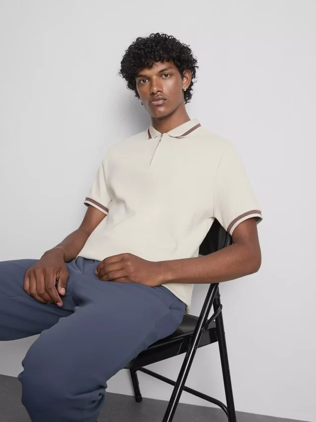 Strikket poloshirt med struktur og lynlås i halsen