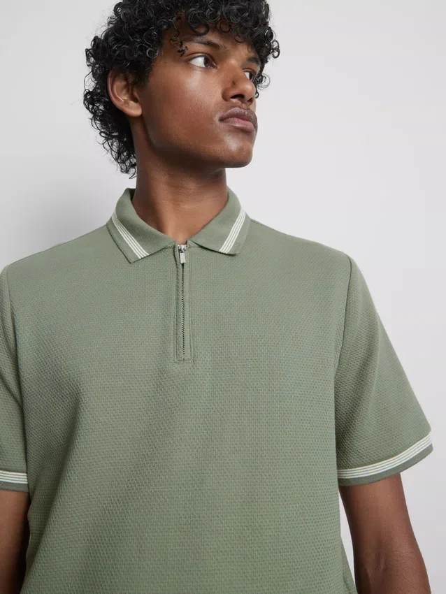Strikket poloshirt med struktur og lynlås i halsen
