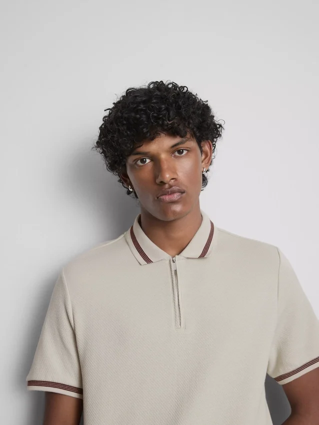 Strikket poloshirt med struktur og lynlås i halsen
