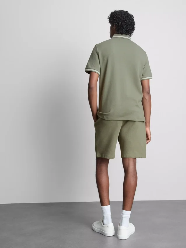 Strikket poloshirt med struktur og lynlås i halsen