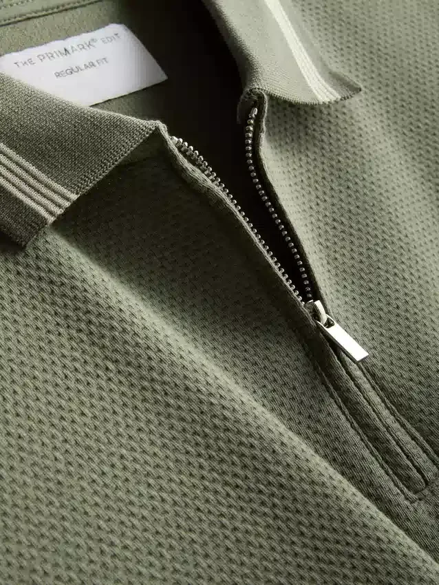 Strikket poloshirt med struktur og lynlås i halsen