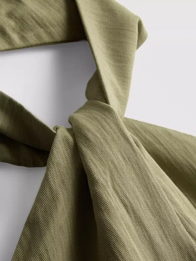 Struktureret halterneck-top med knapper