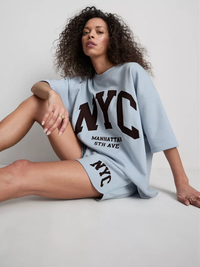 Sweatshirt med drop-sleeves i bomuldsrig NYC-stil
