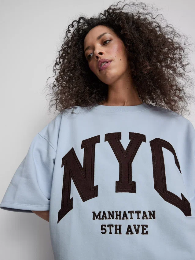 Sweatshirt med drop-sleeves i bomuldsrig NYC-stil