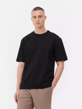 T-shirt i bomuld med kantet halsudskæring og afslappet pasform