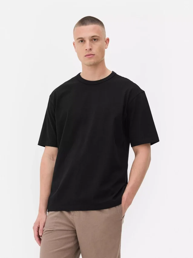 T-shirt i bomuld med kantet halsudskæring og afslappet pasform