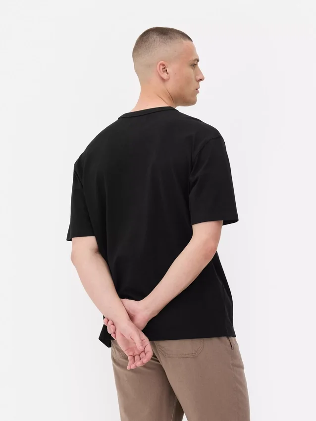 T-shirt i bomuld med kantet halsudskæring og afslappet pasform