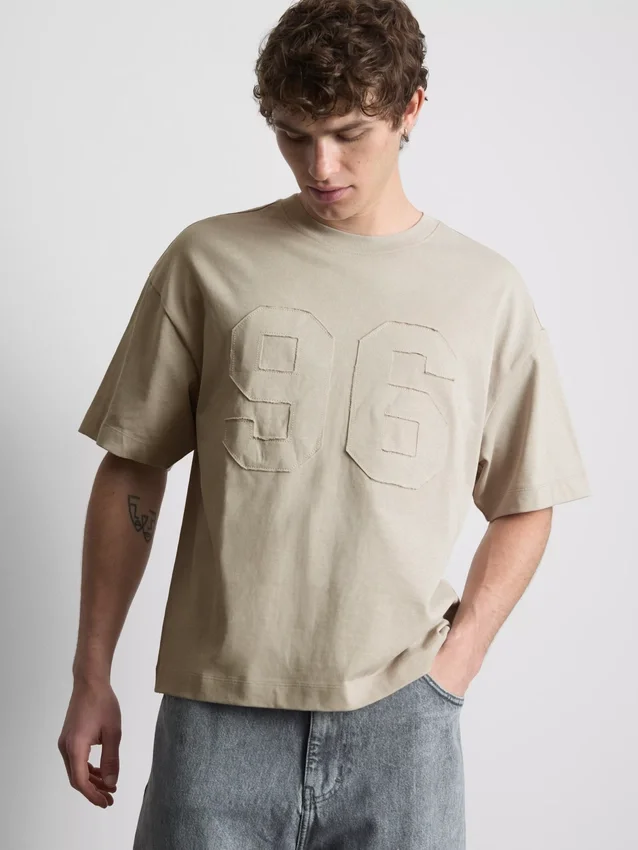 T-shirt med Appliqua-nummer