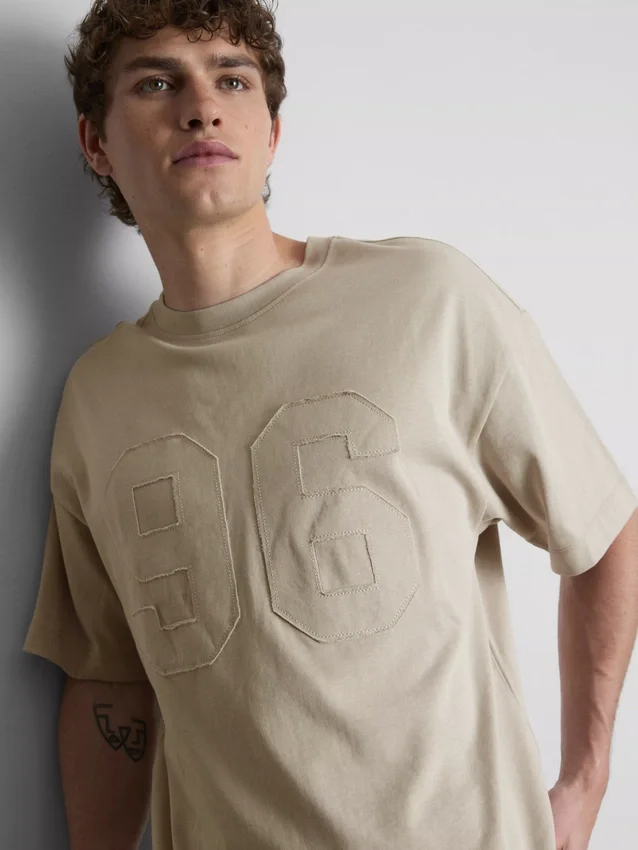 T-shirt med Appliqua-nummer