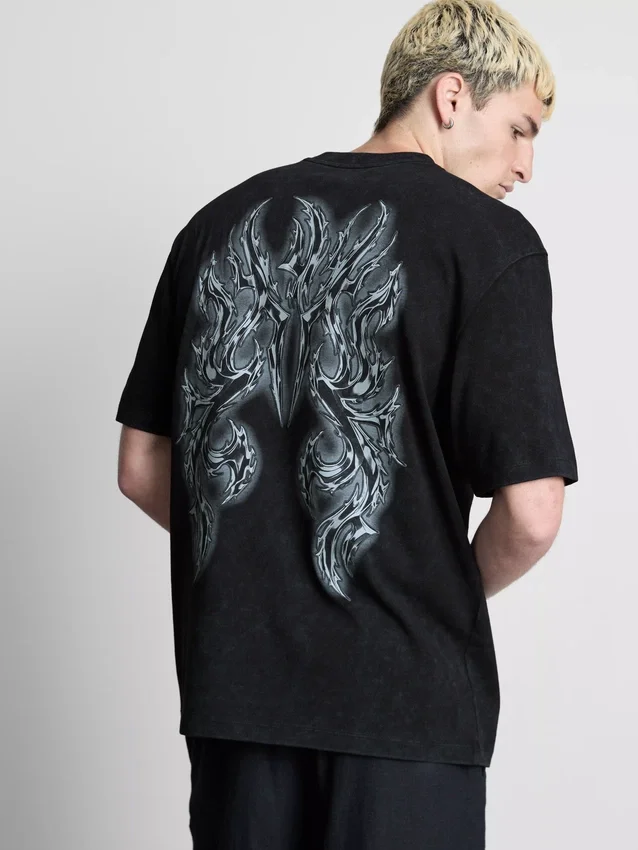 T-shirt med grafisk tryk på ryggen