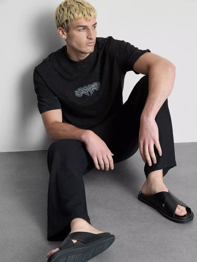T-shirt med grafisk tryk på ryggen