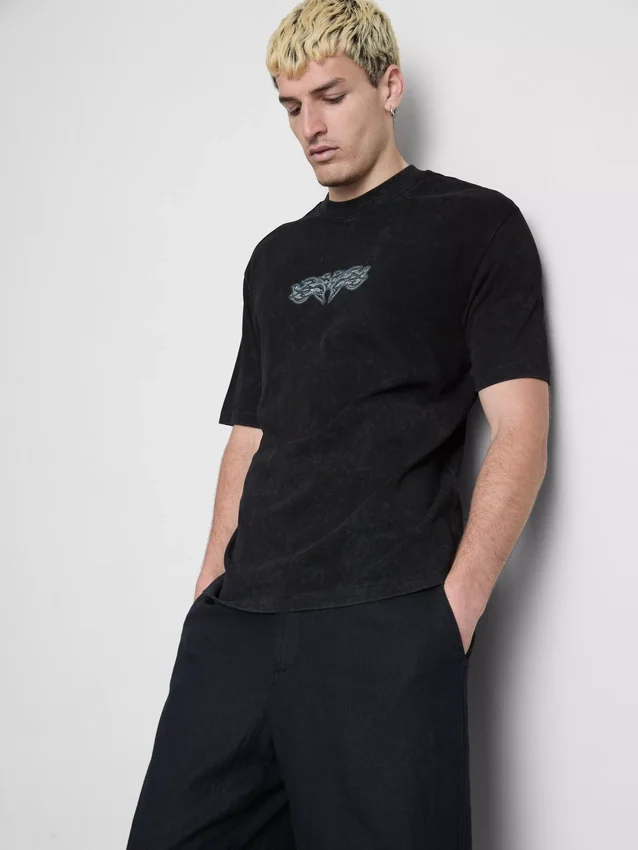 T-shirt med grafisk tryk på ryggen