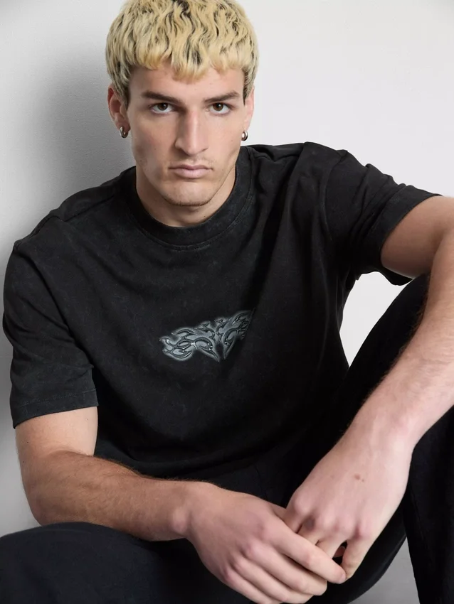T-shirt med grafisk tryk på ryggen