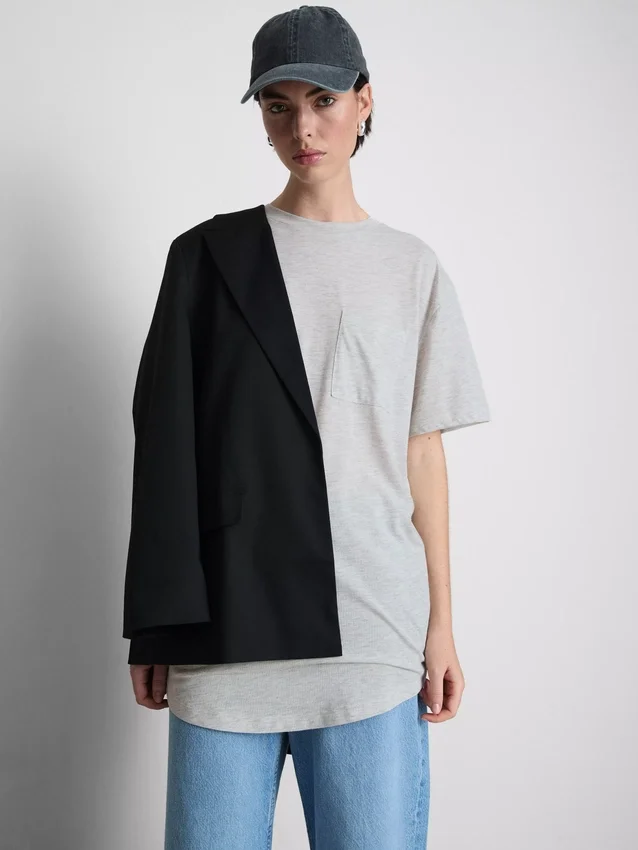 T-shirt med påsyet lomme og lang pasform