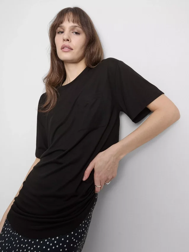 T-shirt med påsyet lomme og lang pasform
