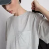 T-shirt med påsyet lomme og lang pasform