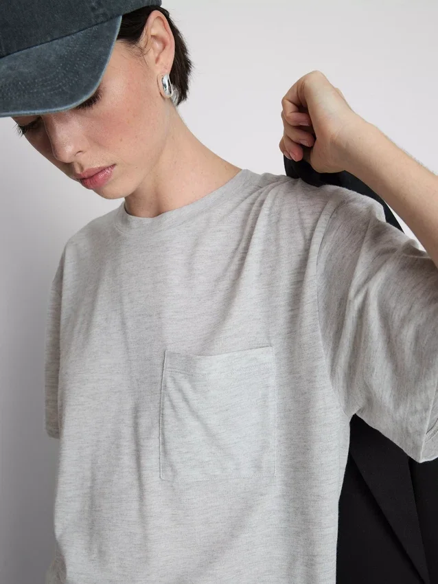 T-shirt med påsyet lomme og lang pasform