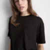 T-shirt med påsyet lomme og lang pasform