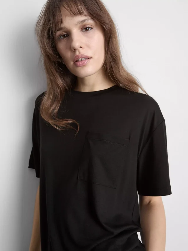 T-shirt med påsyet lomme og lang pasform